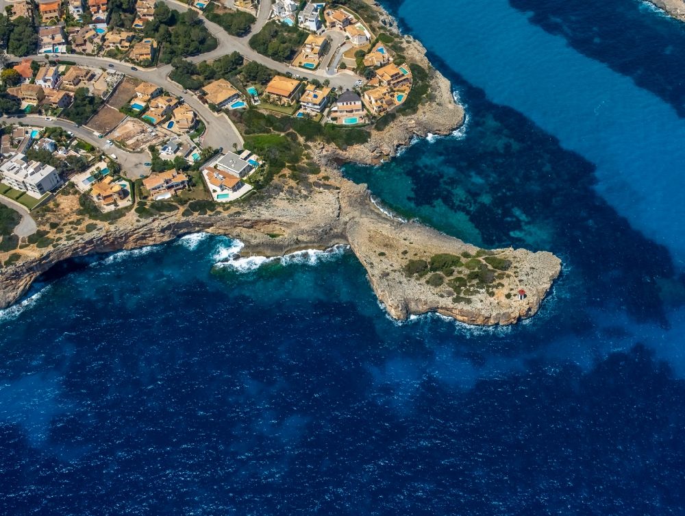 Luftbild Manacor - Felsplateau in der Wasser- Oberfläche der Halbinsel Morro de Sa Carabassa mit dem Leuchtturm an der Carrer de Cala Murta in Manacor in Balearische Insel Mallorca, Spanien