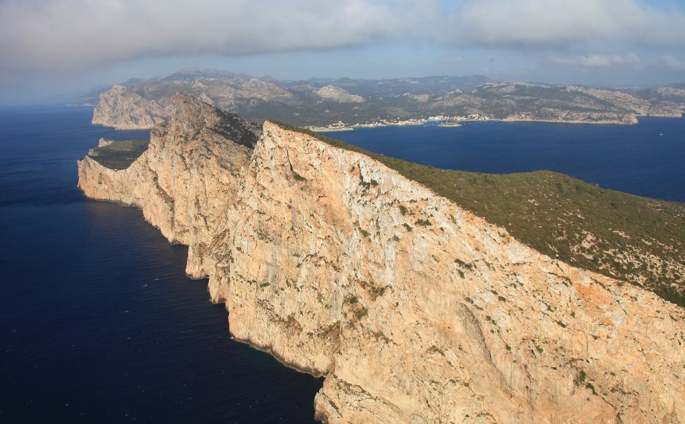 Luftbild Andratx - Felsplateau in der Wasser- Oberfläche der Insel Sa Dragonera am Cap de Tramuntana in Andratx in Mallorca auf der balearischen Mittelmeerinsel Mallorca, Spanien