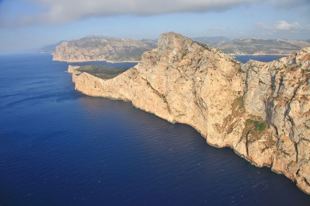 Andratx von oben - Felsplateau in der Wasser- Oberfläche der Insel Sa Dragonera am Cap de Tramuntana in Andratx in Mallorca auf der balearischen Mittelmeerinsel Mallorca, Spanien