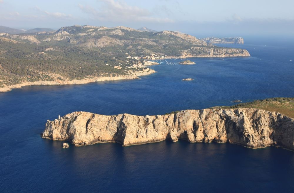 Andratx aus der Vogelperspektive: Felsplateau in der Wasser- Oberfläche der Insel Sa Dragonera am Cap de Tramuntana in Andratx in Mallorca auf der balearischen Mittelmeerinsel Mallorca, Spanien