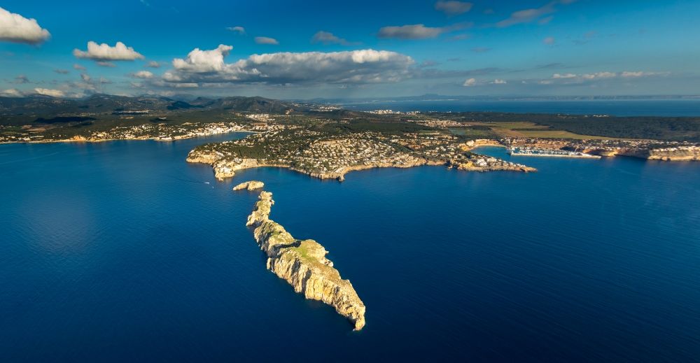 Calvia aus der Vogelperspektive: Felsplateau in der Wasser- Oberfläche der Islas Malgrats in Calvia in Balearische Inseln, Spanien