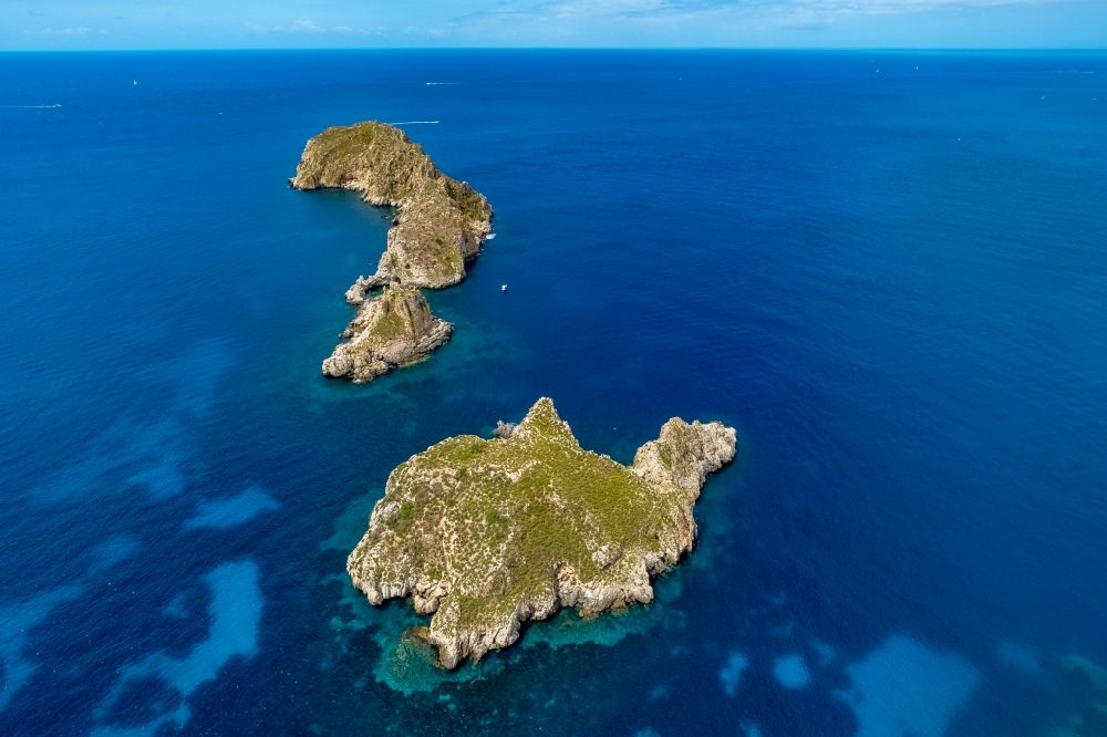 Calvia von oben - Felsplateau in der Wasser- Oberfläche der Islas Malgrats in Calvia in Balearische Inseln, Spanien