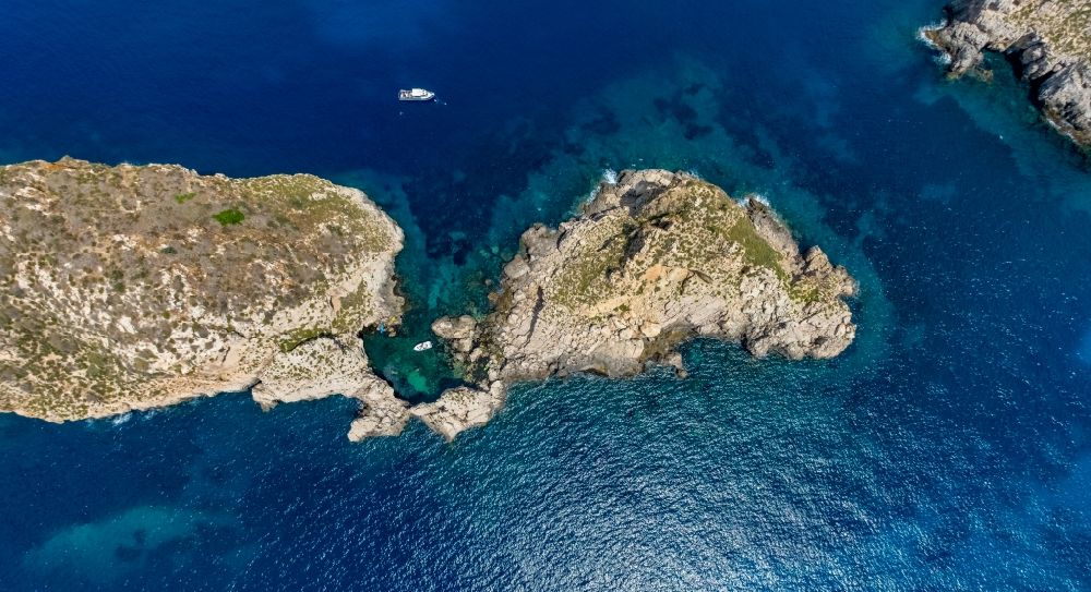 Calvia von oben - Felsplateau in der Wasser- Oberfläche der Islas Malgrats in Calvia in Balearische Inseln, Spanien