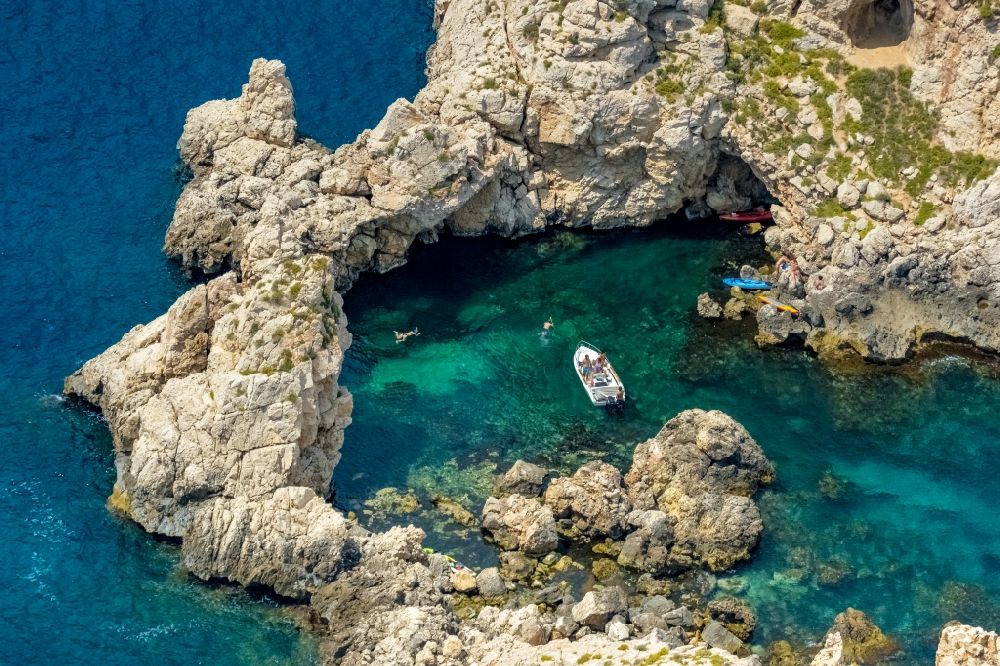 Luftbild Calvia - Felsplateau in der Wasser- Oberfläche der Islas Malgrats mit Höhle zum Schnorcheln und Tauchen in Calvia in Balearische Inseln, Spanien