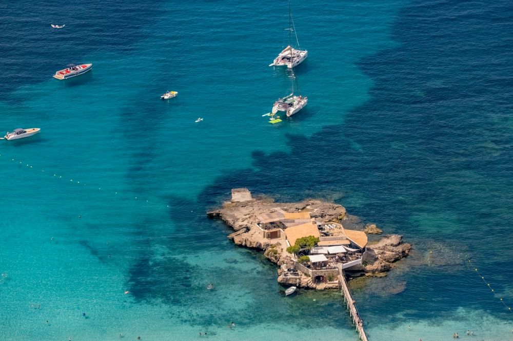 Andratx aus der Vogelperspektive: Felsplateau in der Wasser- Oberfläche an der kleinen Insel mit dem Restaurant Illeta in Andratx in Balearische Insel Mallorca, Spanien