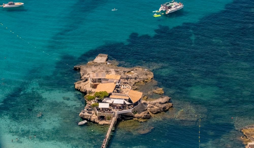 Luftbild Andratx - Felsplateau in der Wasser- Oberfläche an der kleinen Insel mit dem Restaurant Illeta in Andratx in Balearische Insel Mallorca, Spanien