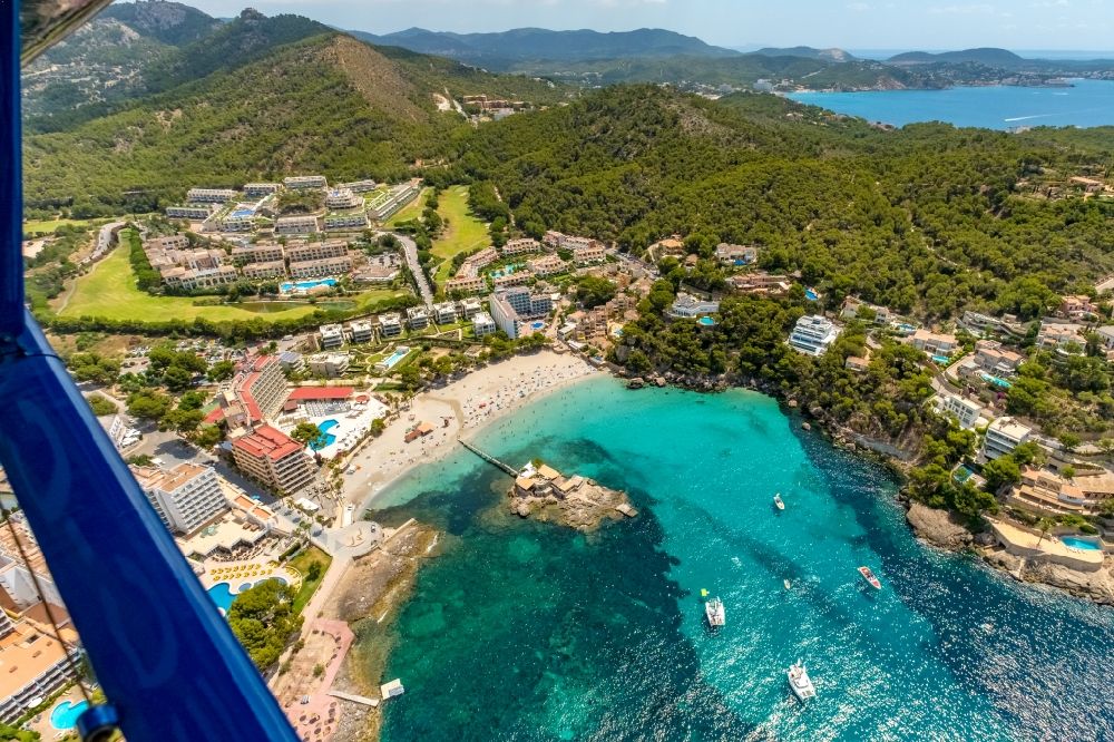 Luftbild Andratx - Felsplateau in der Wasser- Oberfläche an der kleinen Insel mit dem Restaurant Illeta in Andratx in Balearische Insel Mallorca, Spanien