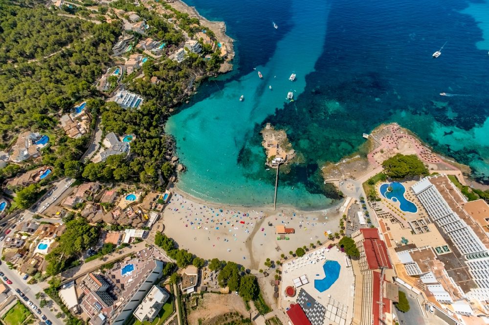 Luftaufnahme Andratx - Felsplateau in der Wasser- Oberfläche an der kleinen Insel mit dem Restaurant Illeta in Andratx in Balearische Insel Mallorca, Spanien