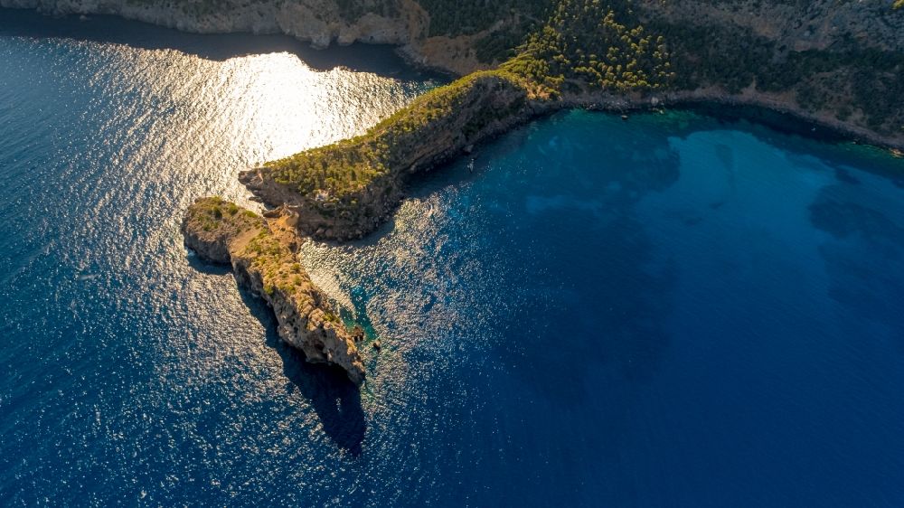 Luftbild Deia - Felsplateau in der Wasser- Oberfläche Landzunge Punta de Sa Foradada in Deia in Balearische Insel Mallorca, Spanien