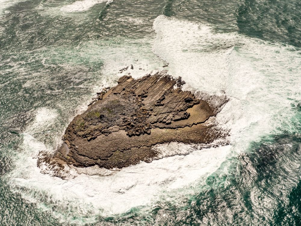 Doolin von oben - Felsplateau in der Wasser- Oberfläche Nordatlantischer Ozean in Doolin in Clare, Irland