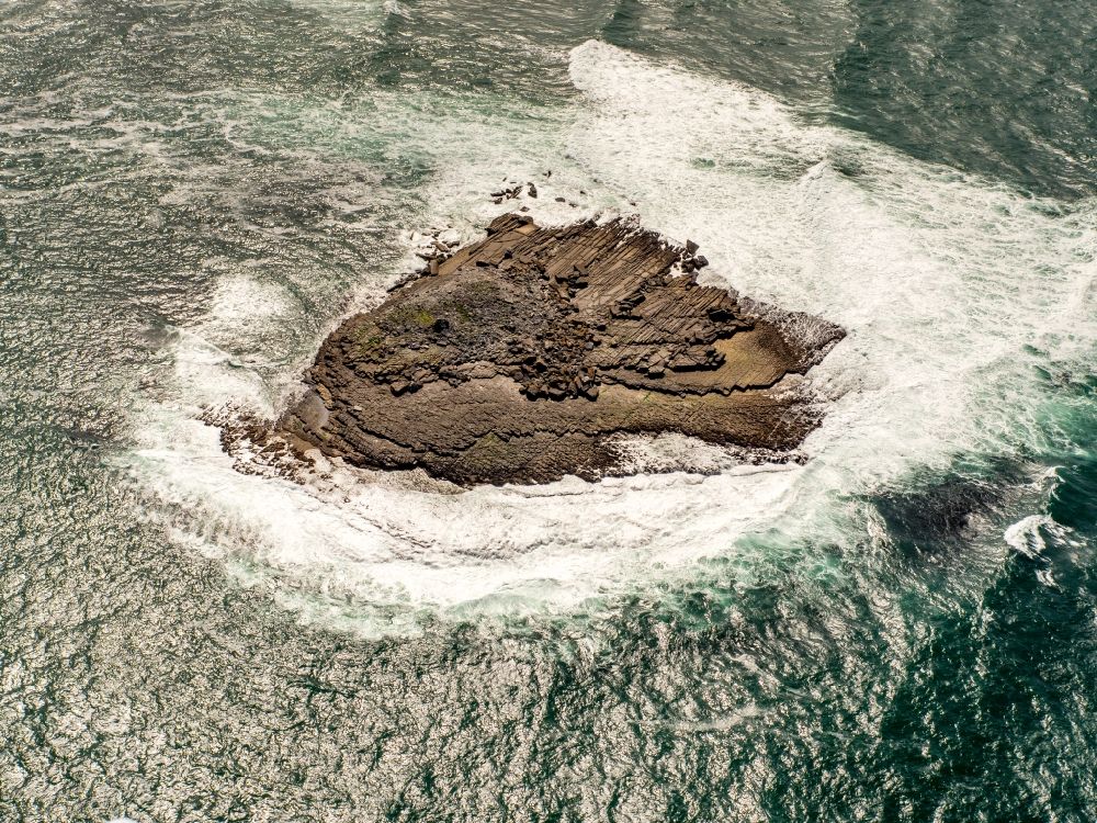 Doolin aus der Vogelperspektive: Felsplateau in der Wasser- Oberfläche Nordatlantischer Ozean in Doolin in Clare, Irland