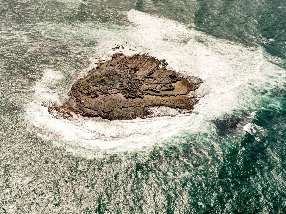 Luftbild Doolin - Felsplateau in der Wasser- Oberfläche Nordatlantischer Ozean in Doolin in Clare, Irland
