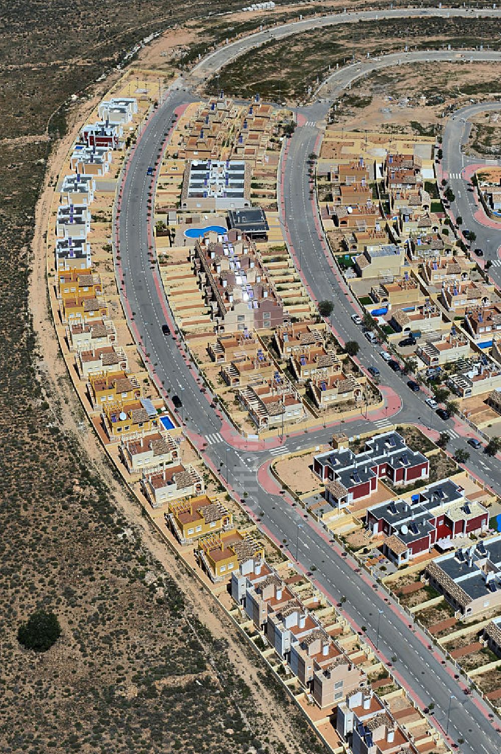Casa Pelada aus der Vogelperspektive: Ferien- Immobilienleerstand bei Casa Pelada in der Region Murcia in Spanien