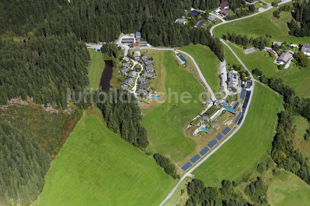 Sonnberg aus der Vogelperspektive: Ferienhaus Anlage Bergdorf Priesteregg Premium Resort in Sonnberg in Salzburg, Österreich