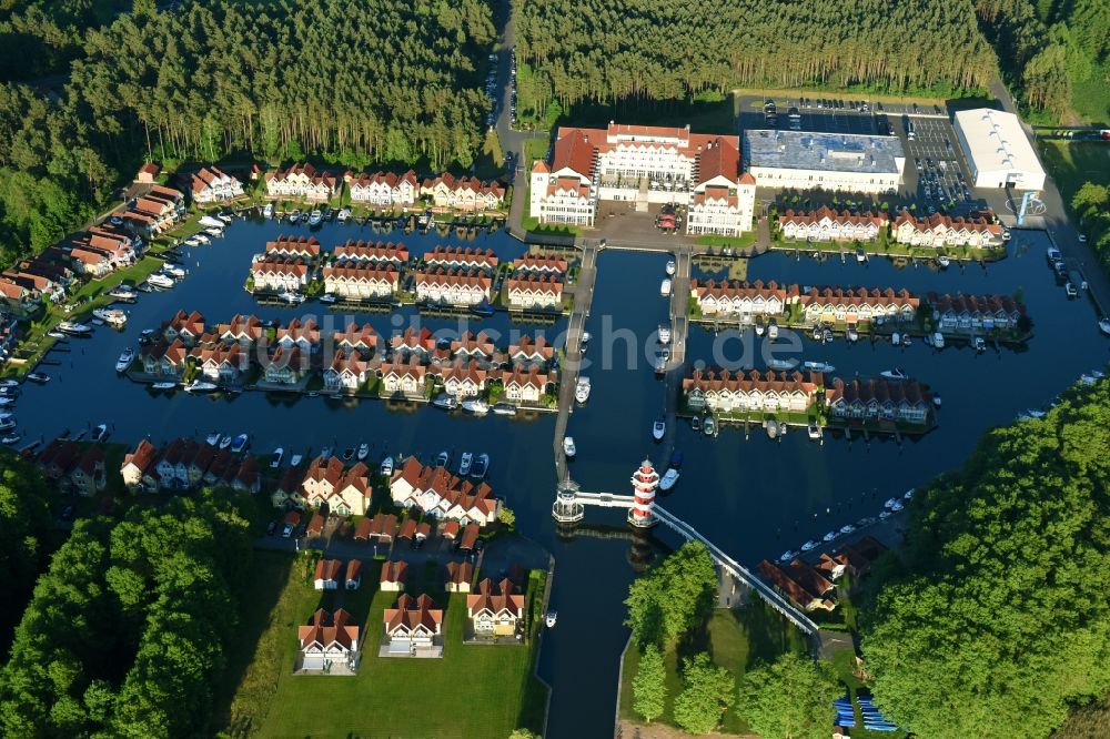 Rheinsberg aus der Vogelperspektive: Ferienhaus Anlage Ferienhaus Hafendorf Marinapark Rheinsberg in Rheinsberg im Bundesland Brandenburg