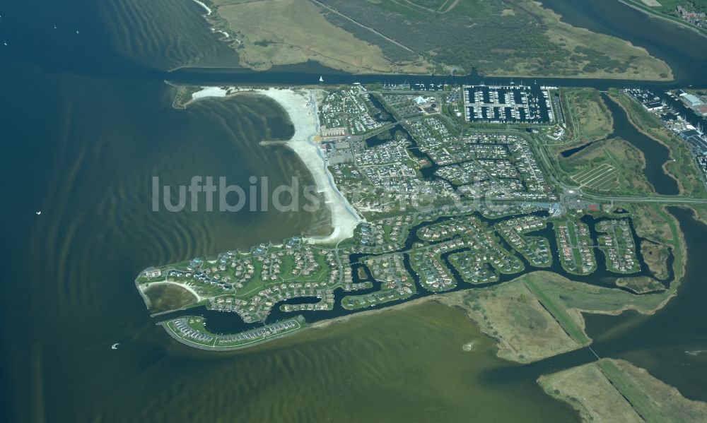 Luftbild Makkum - Ferienhaus- Anlage des Ferienparks Beach Resort Makkum in Makkum in Friesland, Niederlande