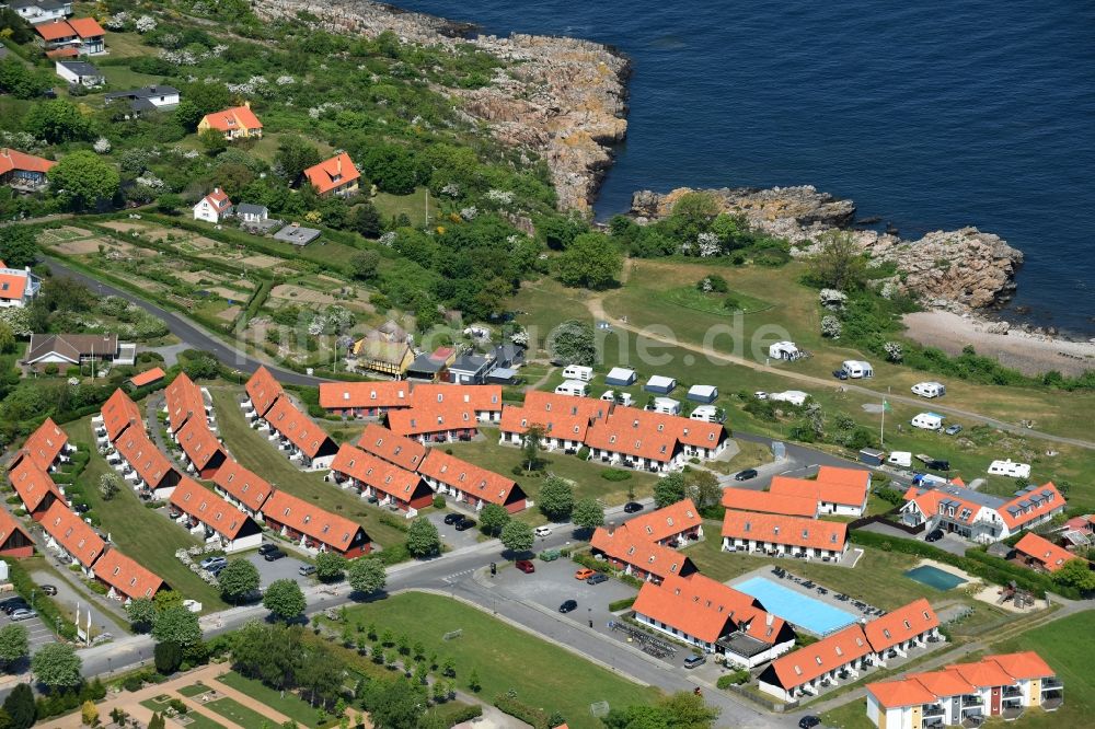 Luftaufnahme Gudhjem - Ferienhaus Anlage Gudhjem Feriepark an der Lille Jernkaasvej in Gudhjem in Region Hovedstaden, Dänemark