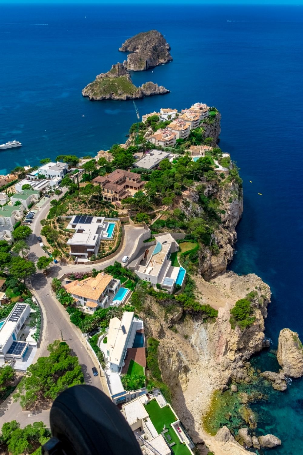 Calvia von oben - Ferienhaus Anlage und Hotels entlang der felsigen Steilküste an der Carrer Gran Via Eivissa in Calvia in Balearische Insel Mallorca, Spanien
