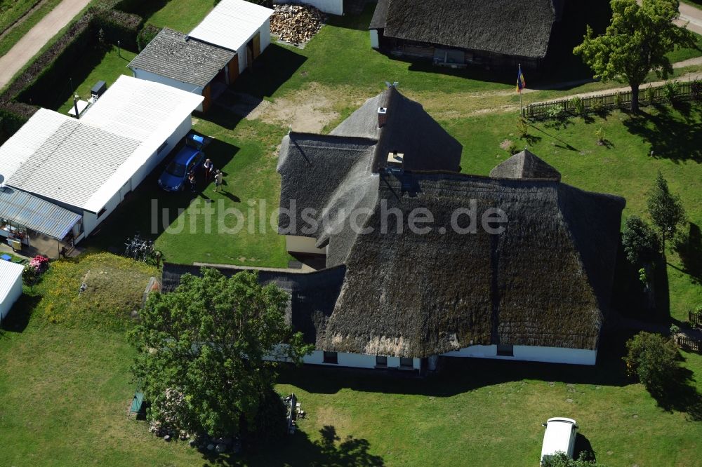 Luftbild Ahrenshoop - Ferienhaus Anlage mit Redet- Dach an der Hafenstraße in Ahrenshoop im Bundesland Mecklenburg-Vorpommern