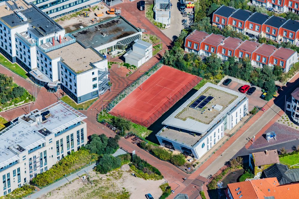 Luftaufnahme Norderney - Ferienhaus Anlage mit Tennisplatz in der Knyphauserstraße auf der Insel Norderney im Bundesland Niedersachsen, Deutschland