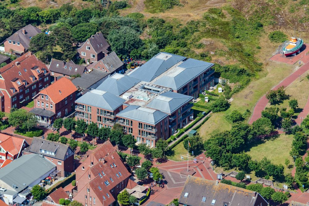 Langeoog aus der Vogelperspektive: Ferienhaus Anlage Upstalsboom Apartmentvilla Anna See in Langeoog im Bundesland Niedersachsen, Deutschland