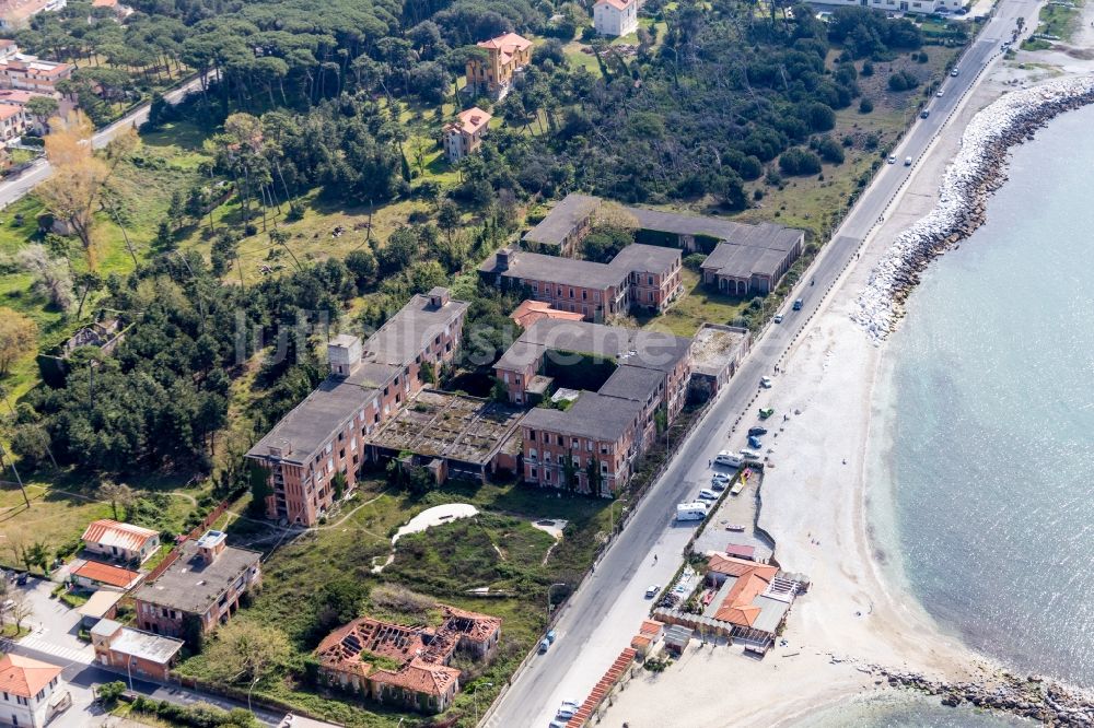 Massa von oben - Ferienhaus- Anlage des verfallenen Ferienparks Colonia Ettore Motta in Massa in Toskana, Italien