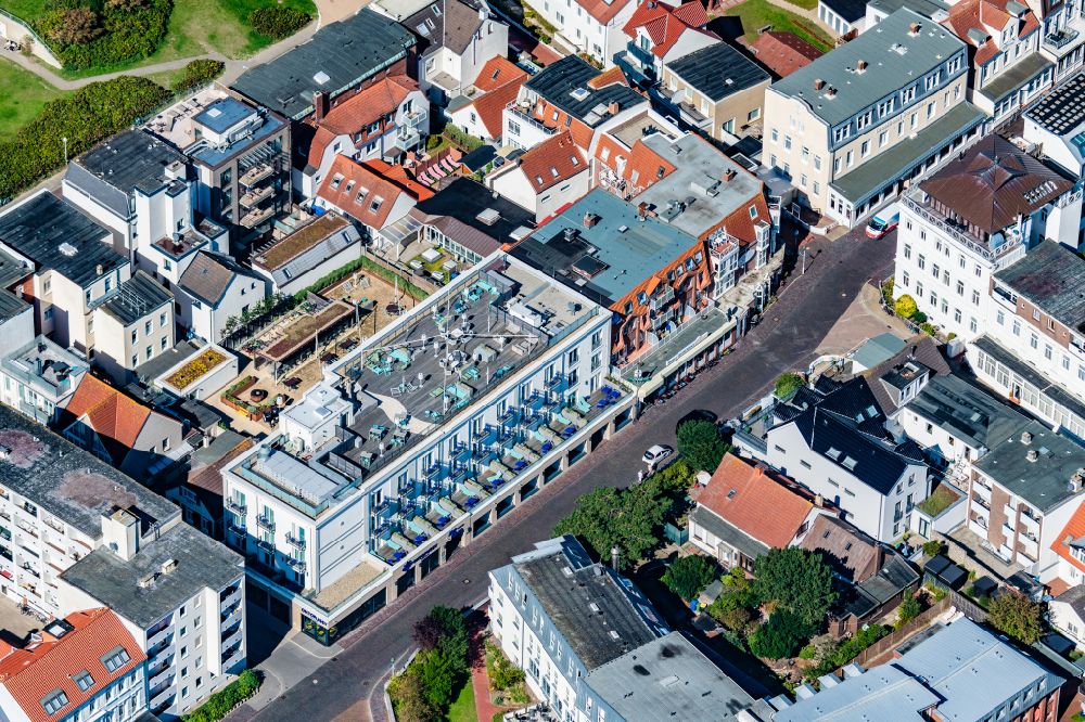 Luftaufnahme Norderney - Ferienhaus, Hotel NEW Wave mit Dach Bar und Cafe auf der Insel Norderney im Bundesland Niedersachsen, Deutschland