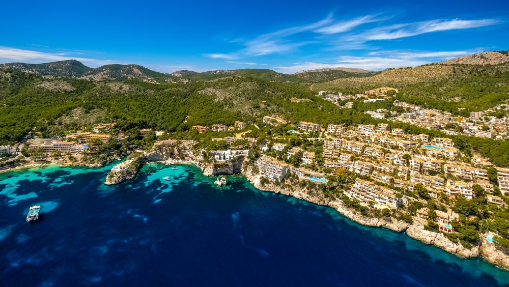 Luftbild Cala Fornells - Ferienhausanlagen in der Bucht in Cala Fornells in Balearische Insel Mallorca, Spanien