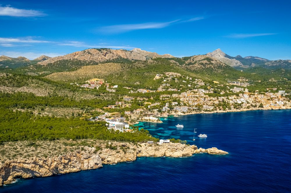 Cala Fornells von oben - Ferienhausanlagen in der Bucht in Cala Fornells in Balearische Insel Mallorca, Spanien