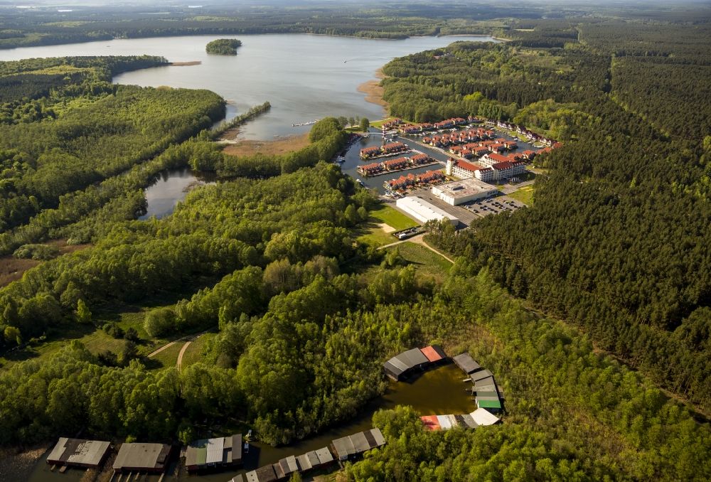 Luftbild Rheinsberg - Ferienhäuser im Hafendorf am Rheinsberger See in der Nähe der Stadt Rheinsberg in Brandenburg
