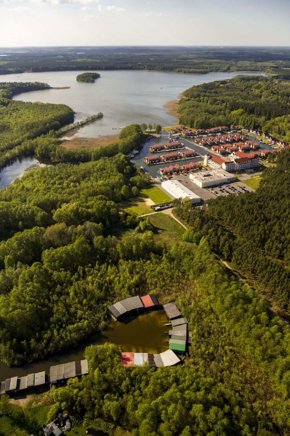 Luftaufnahme Rheinsberg - Ferienhäuser im Hafendorf am Rheinsberger See in der Nähe der Stadt Rheinsberg in Brandenburg