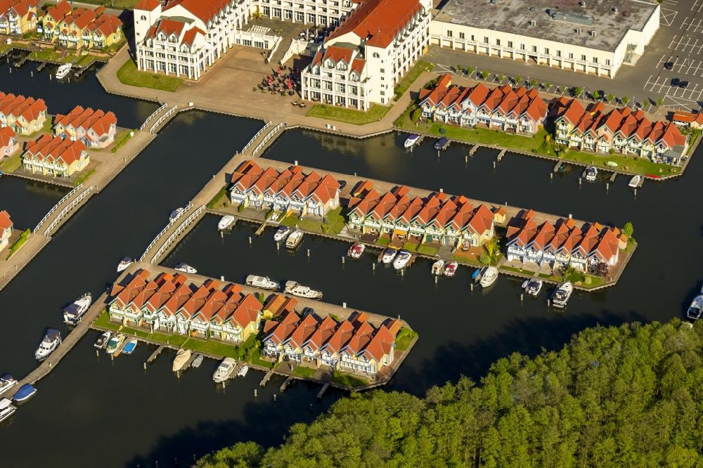 Rheinsberg von oben - Ferienhäuser im Hafendorf am Rheinsberger See in der Nähe der Stadt Rheinsberg in Brandenburg