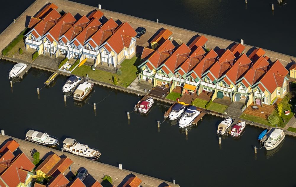 Rheinsberg aus der Vogelperspektive: Ferienhäuser im Hafendorf am Rheinsberger See in der Nähe der Stadt Rheinsberg in Brandenburg
