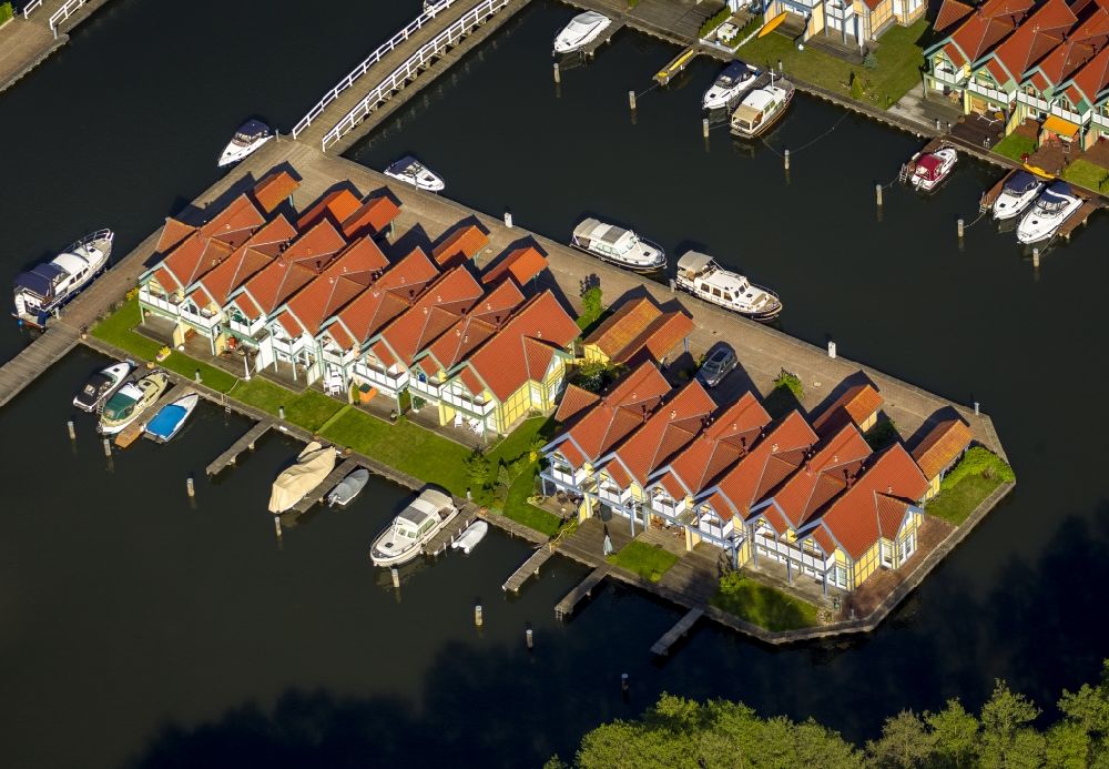 Luftbild Rheinsberg - Ferienhäuser im Hafendorf am Rheinsberger See in der Nähe der Stadt Rheinsberg in Brandenburg
