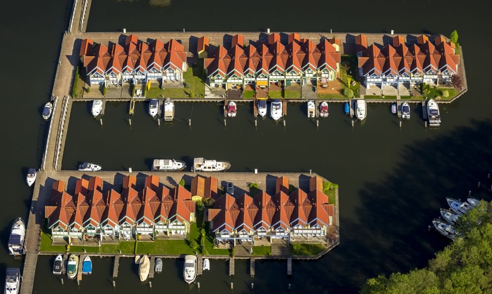 Luftaufnahme Rheinsberg - Ferienhäuser im Hafendorf am Rheinsberger See in der Nähe der Stadt Rheinsberg in Brandenburg