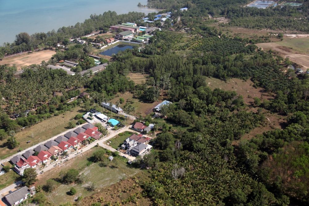 Pa Klok aus der Vogelperspektive: Ferienhäuser in Pa Klok auf der Insel Phuket in Thailand