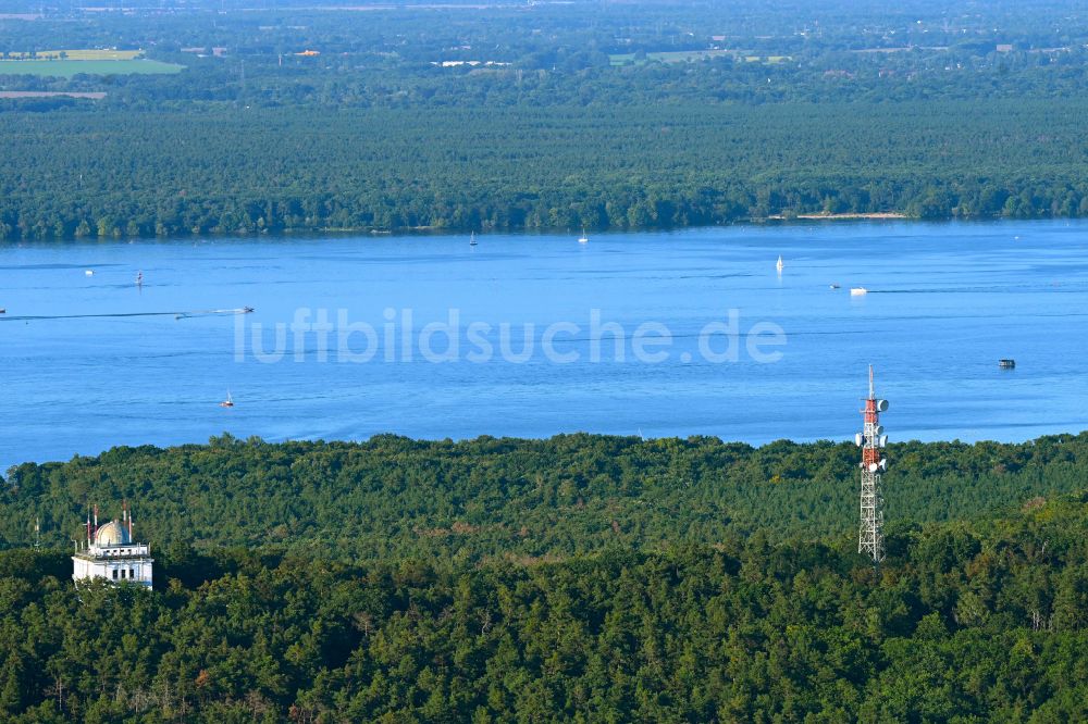 Luftbild Berlin - Fernmeldeturm und Fernsehturm mit Blick auf den Müggelsee im Ortsteil Köpenick in Berlin, Deutschland