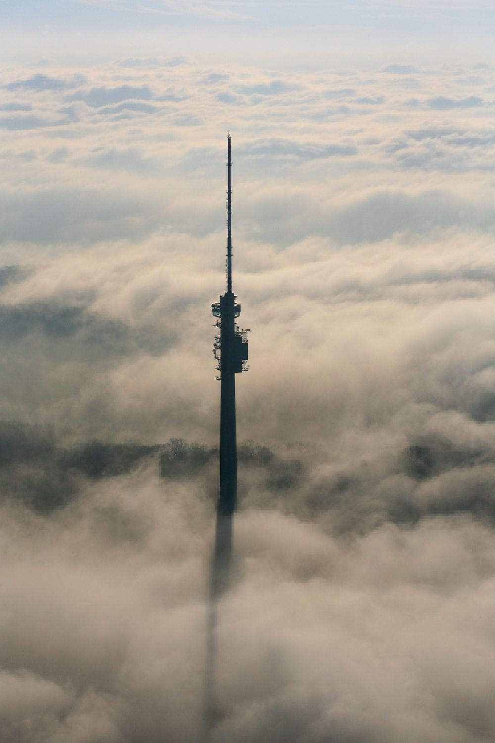 Bettingen von oben - Fernmeldeturm und Fernsehturm St. Chrischona ragt aus der Nebeldecke bei Bettingen in Basel, Schweiz