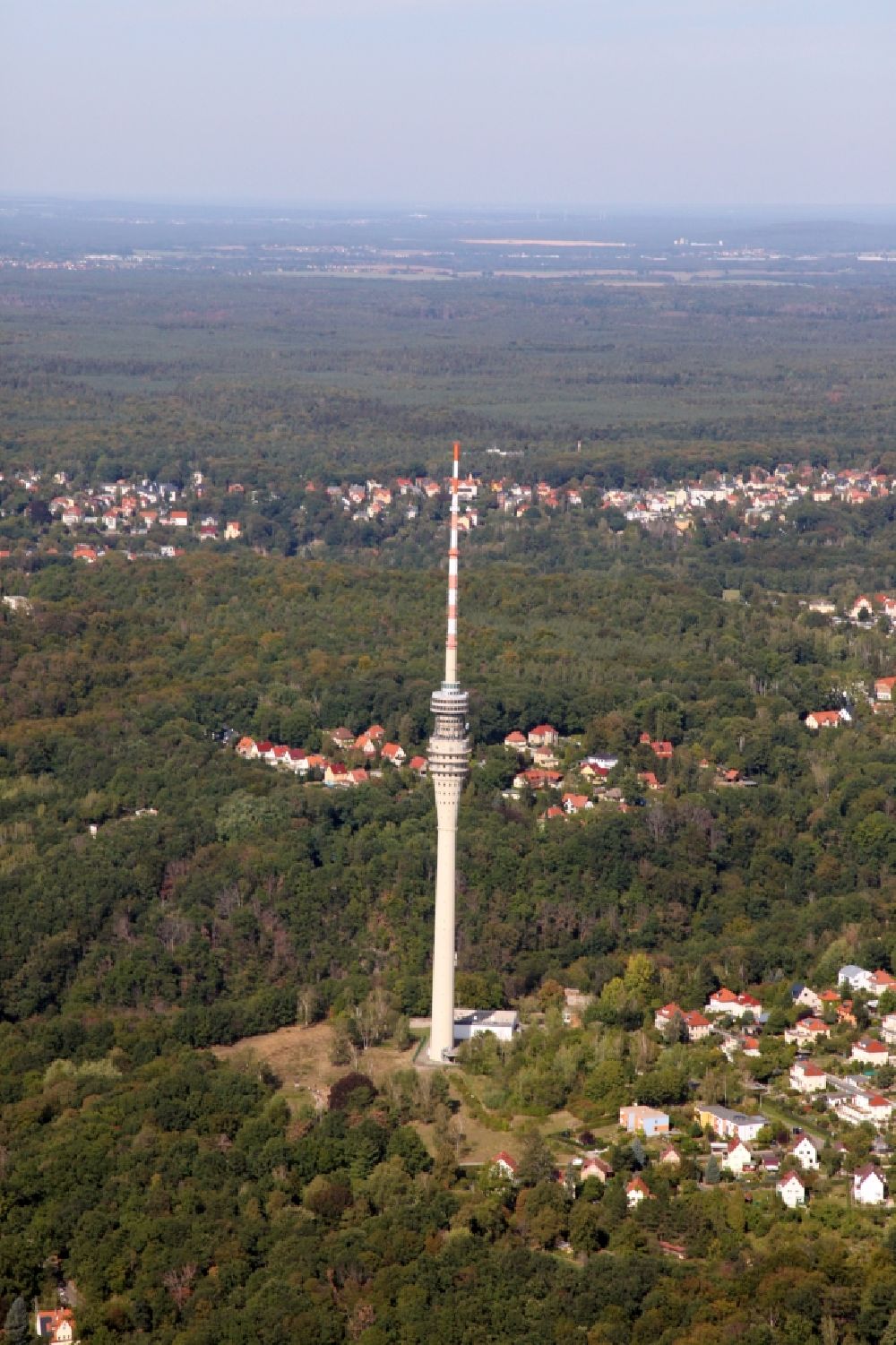 Dresden aus der Vogelperspektive: Fernmeldeturm und Fernsehturm in Dresden im Bundesland Sachsen, Deutschland