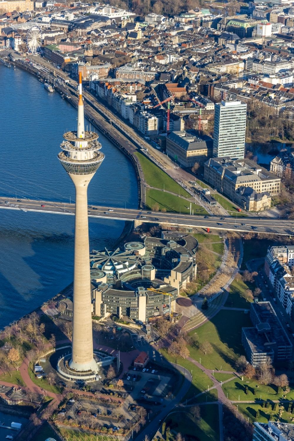 Luftbild Düsseldorf - Fernmeldeturm und Fernsehturm in Düsseldorf im Bundesland Nordrhein-Westfalen, Deutschland