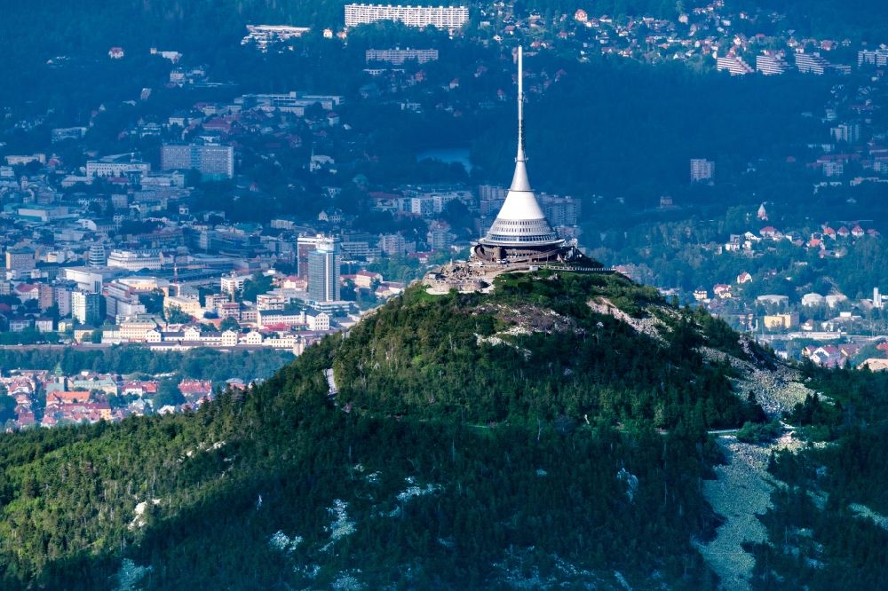 Jeschken aus der Vogelperspektive: Fernmeldeturm und Fernsehturm in Jeschken im Riesengebirge in Liberecky kraj, Tschechien