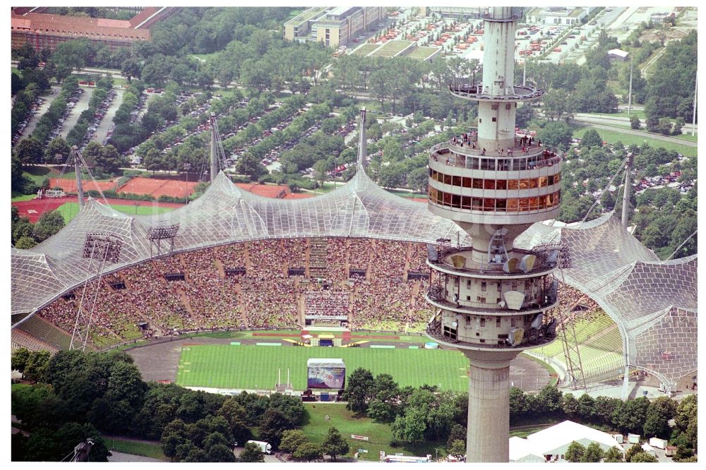 München aus der Vogelperspektive: Fernmeldeturm und Fernsehturm in München im Bundesland Bayern, Deutschland