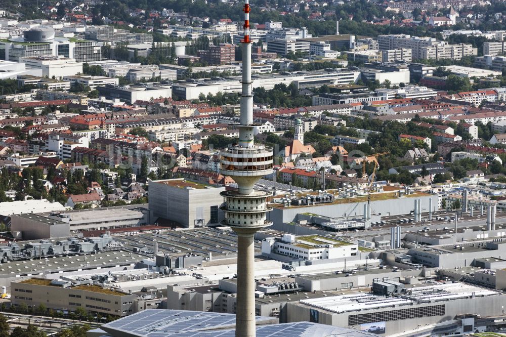 München aus der Vogelperspektive: Fernmeldeturm und Fernsehturm in München im Bundesland Bayern, Deutschland