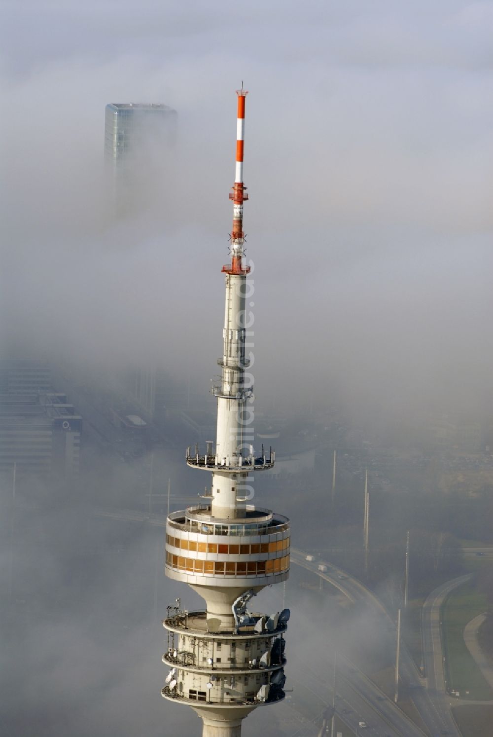 München von oben - Fernmeldeturm und Fernsehturm in München im Bundesland Bayern, Deutschland