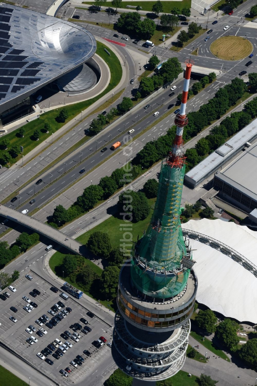München von oben - Fernmeldeturm und Fernsehturm in München im Bundesland Bayern, Deutschland