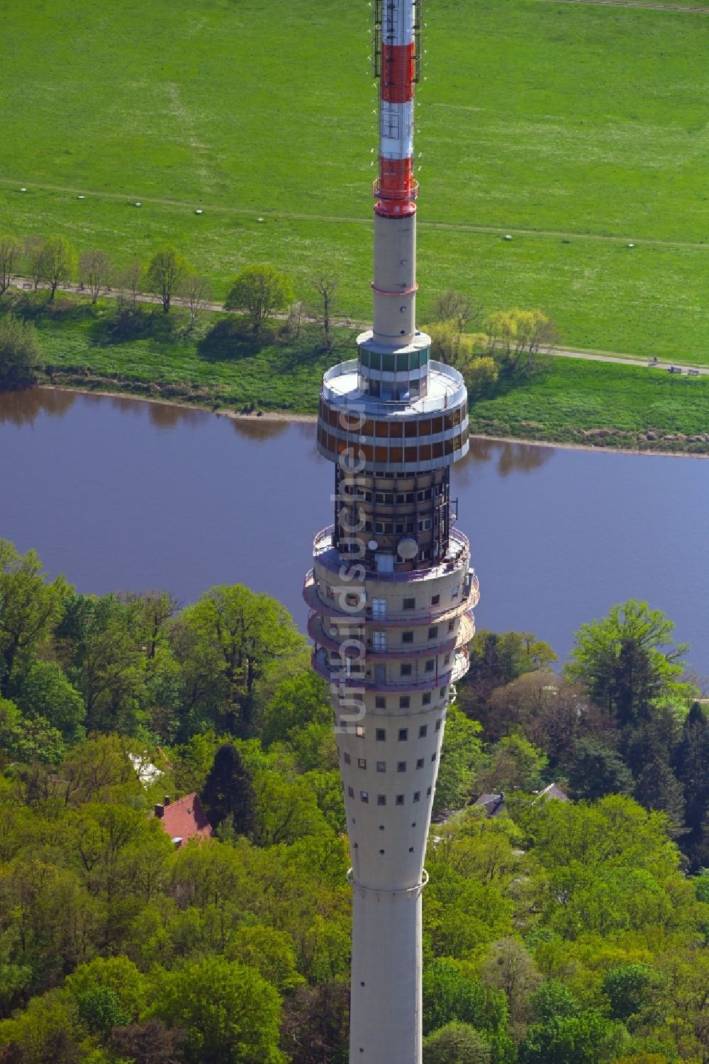 Dresden aus der Vogelperspektive: Fernmeldeturm und Fernsehturm im Ortsteil Wachwitz in Dresden im Bundesland Sachsen, Deutschland
