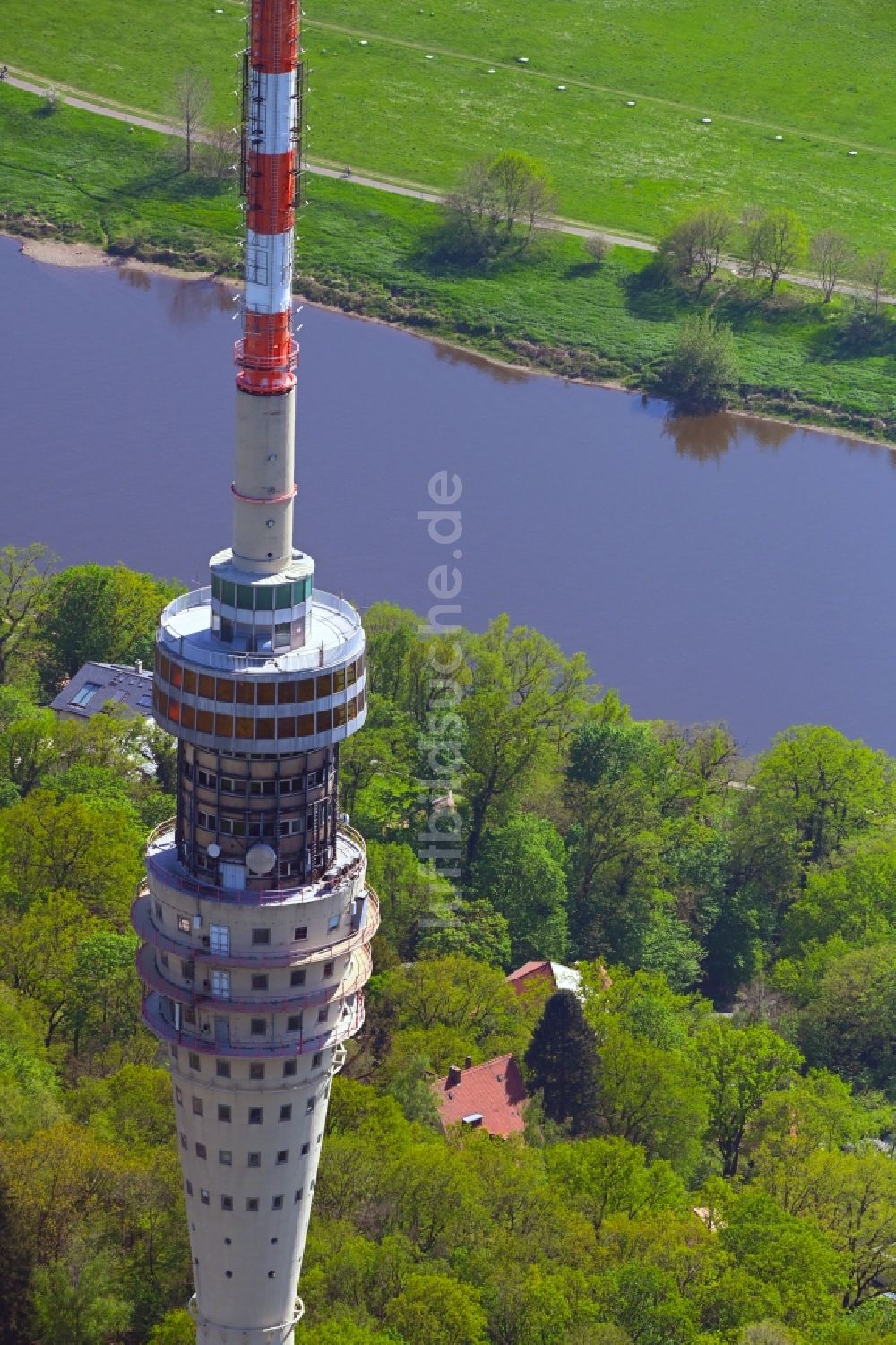 Luftaufnahme Dresden - Fernmeldeturm und Fernsehturm im Ortsteil Wachwitz in Dresden im Bundesland Sachsen, Deutschland