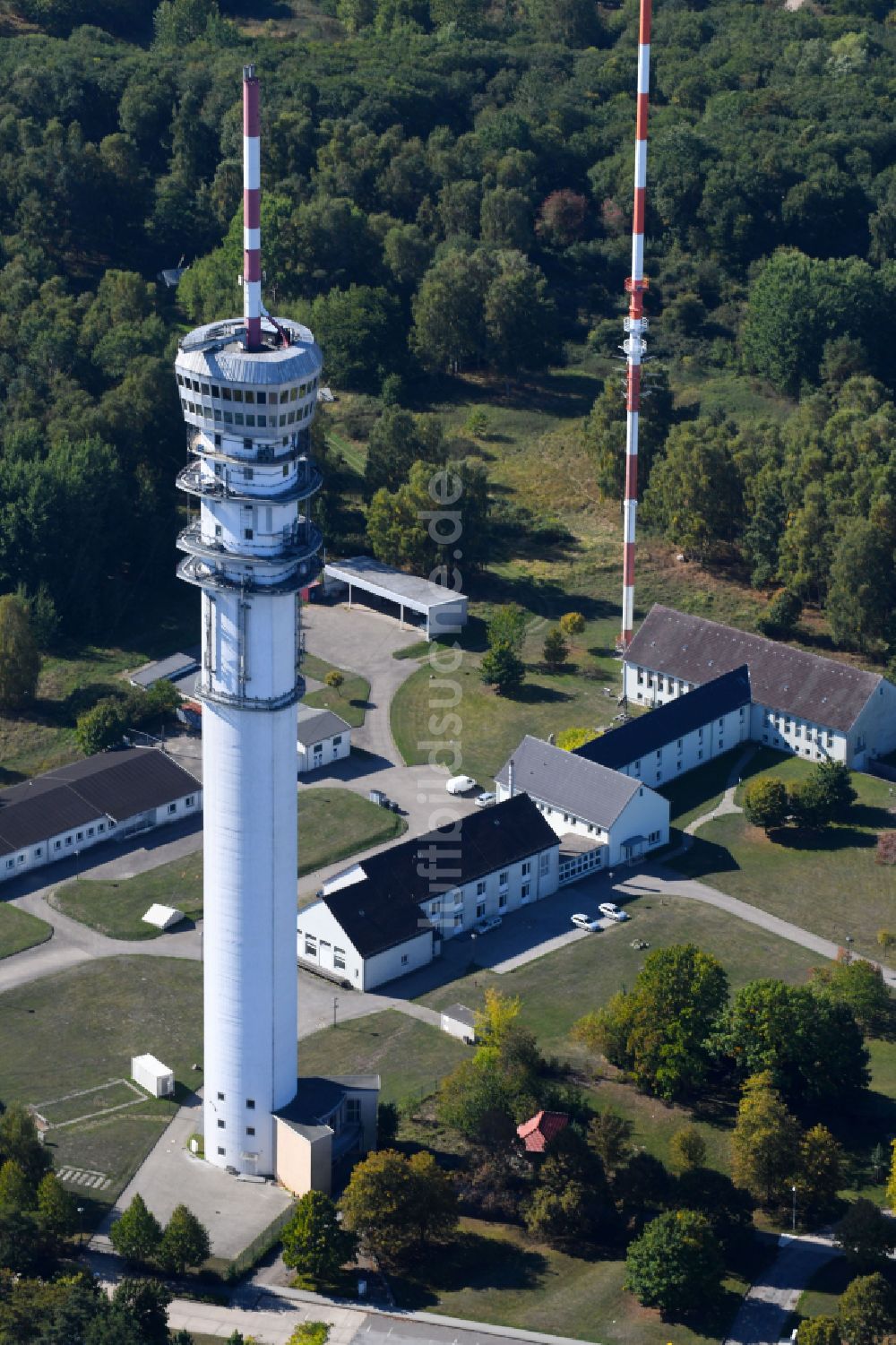 Luftaufnahme Schwerin - Fernmeldeturm und Fernsehturm in Schwerin im Bundesland Mecklenburg-Vorpommern, Deutschland