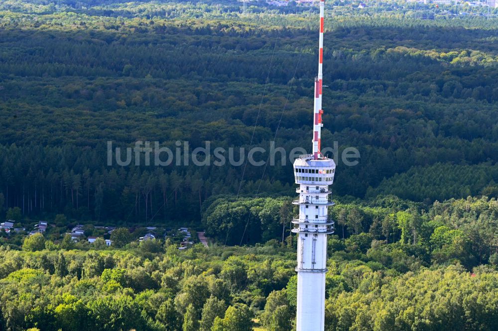 Schwerin aus der Vogelperspektive: Fernmeldeturm und Fernsehturm in Schwerin im Bundesland Mecklenburg-Vorpommern, Deutschland