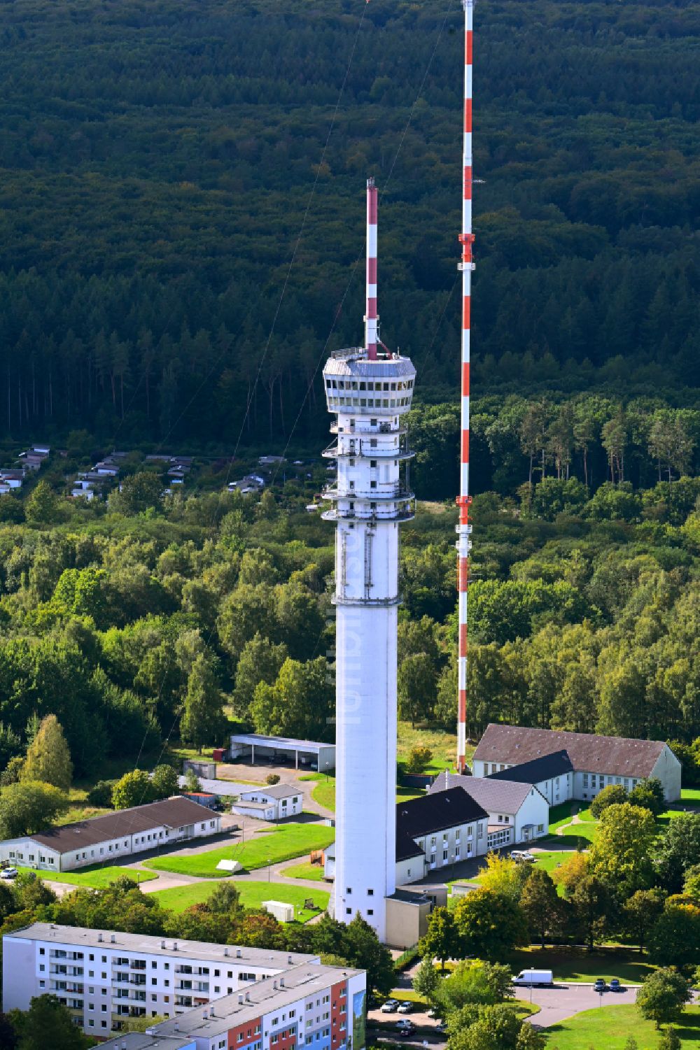 Luftbild Schwerin - Fernmeldeturm und Fernsehturm in Schwerin im Bundesland Mecklenburg-Vorpommern, Deutschland